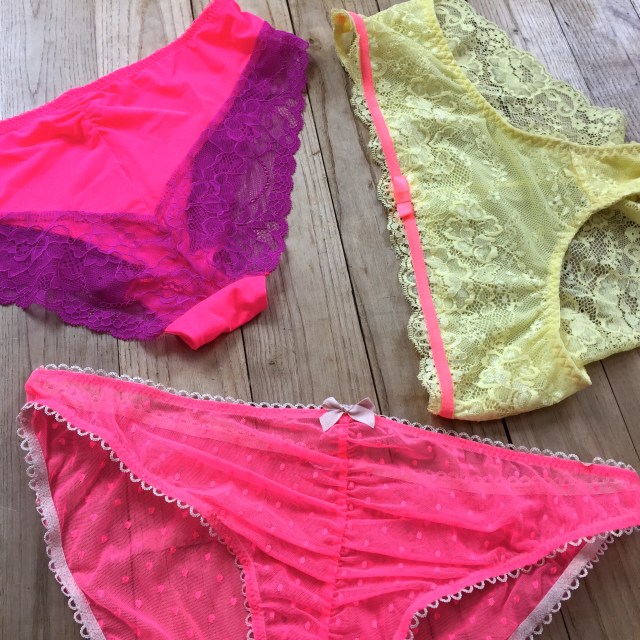 Shorty jaune et rose fluo DistriCenter - 1.79€ (5.99 - 70%)  Culotte rose fluo à plumetis Kiabi - 2€ (4€ - 50%) Culotte rose et violette Vet'Affaires - 1.99€ (3.99 - 50%)