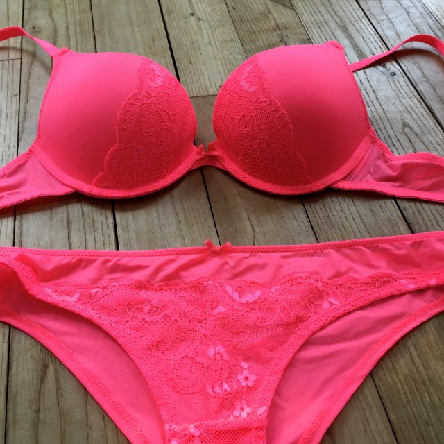 Ensemble lingerie rose fluo Kiabi  Soutien gorge - 5.50€ (11€ - 50%) Culotte échancrée - 2€ (4€ - 50%)